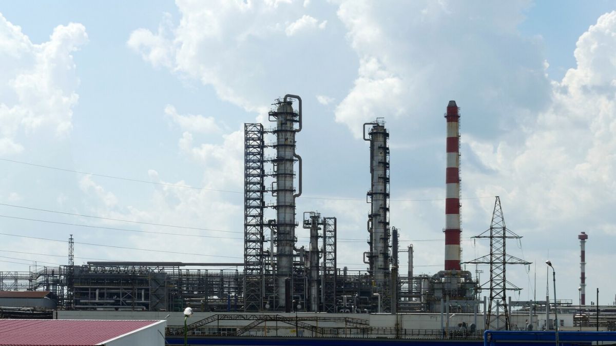 На російські НПЗ знову завітали українські дрони