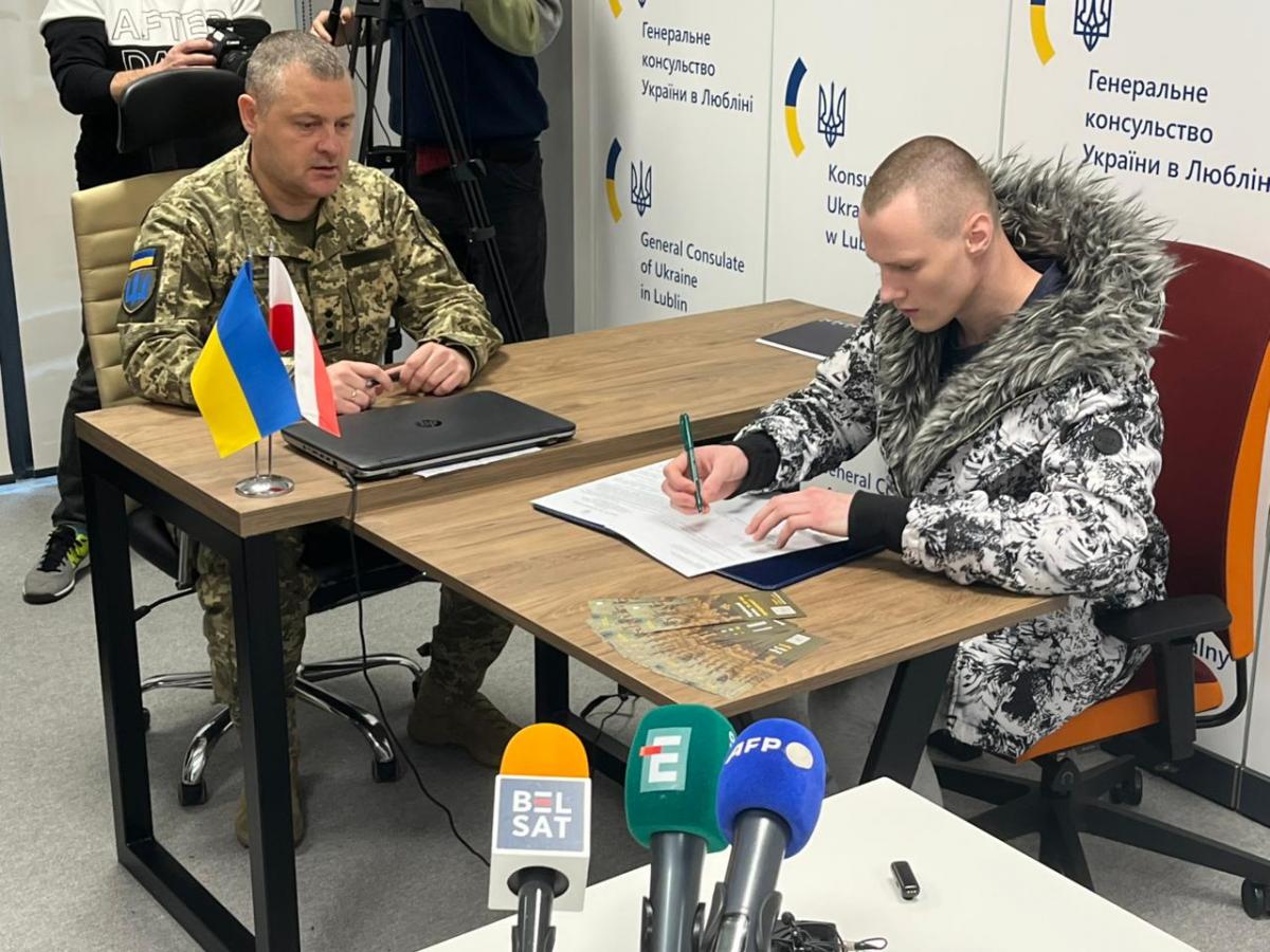 У Польщі перші добровольці підписали контракти із ЗСУ