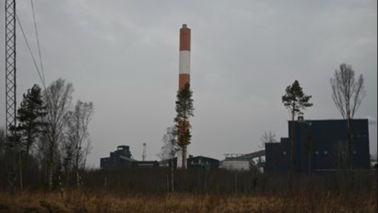 Димова труба електростанції Аувере в повіті Іда-Вірумаа була пошкоджена внаслідок удару безпілотника, який увійшов із повітряного простору Росії близько 3:45 у середу, 25 березня - фото 1