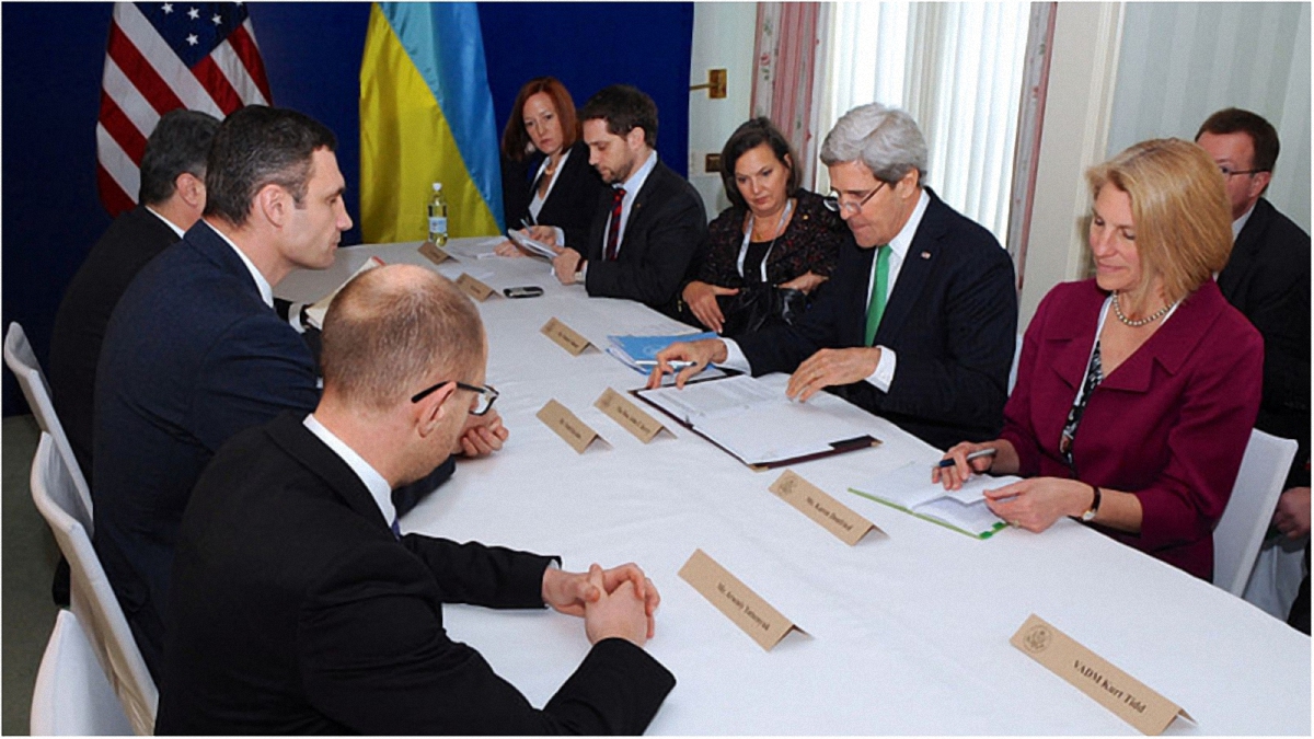 Нулланд и госсекретарь Джон Керри на встрече с украинскими оппозиционерами в 2014 году (на фото в центре) - фото 1