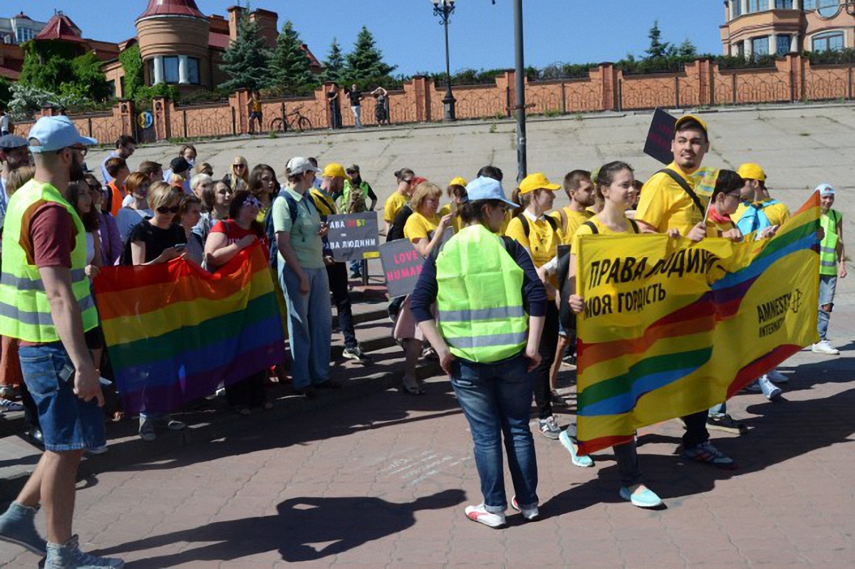 В Марш Равенства в 2015 году приняли участие около 300 человек.  - фото 1