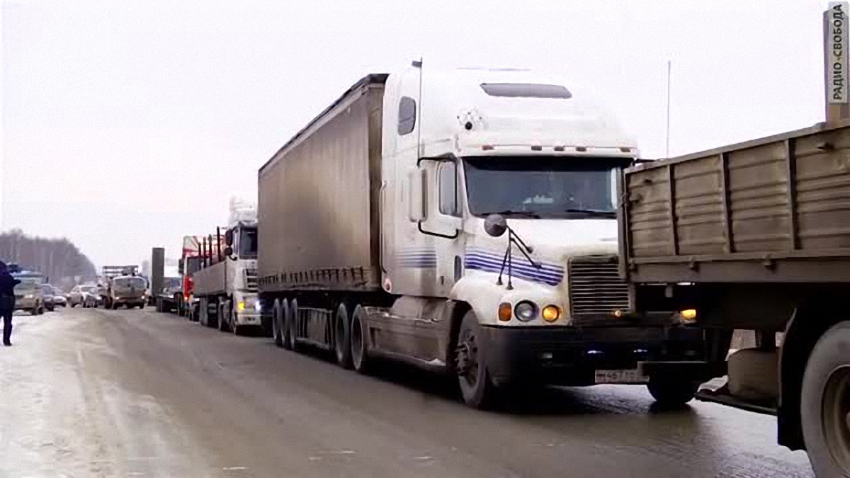 Водители грузовиков уже третий день не могут попасть в РФ - фото 1