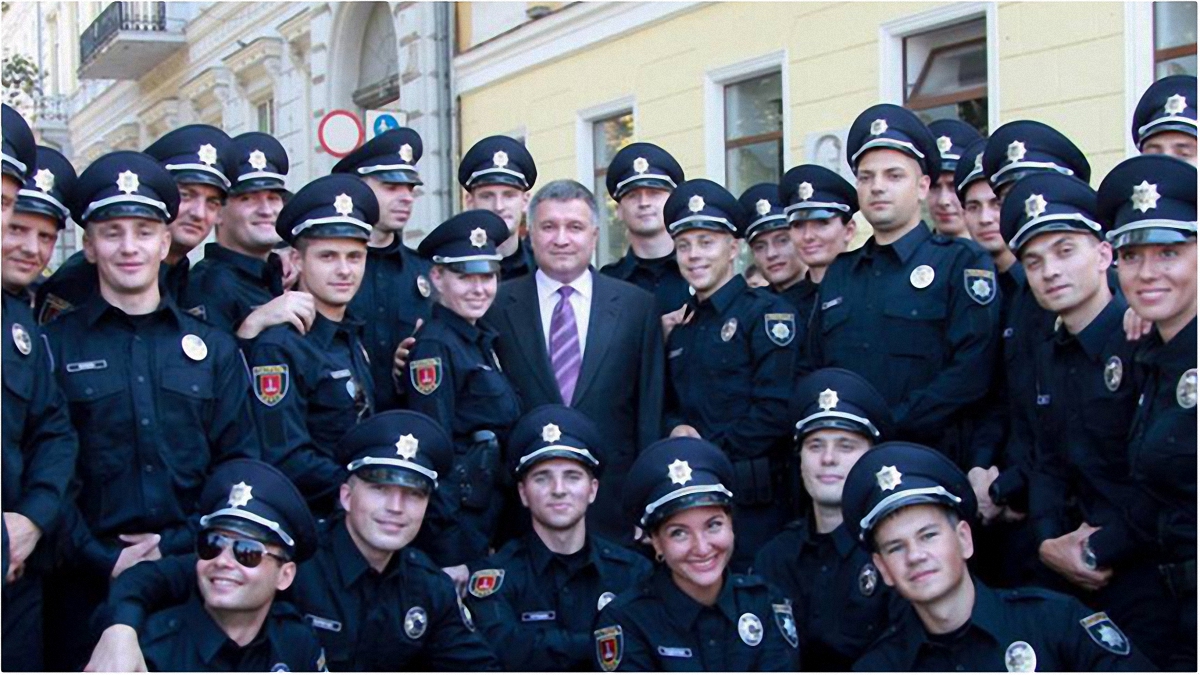 Аваков в окружении полицейских  - фото 1