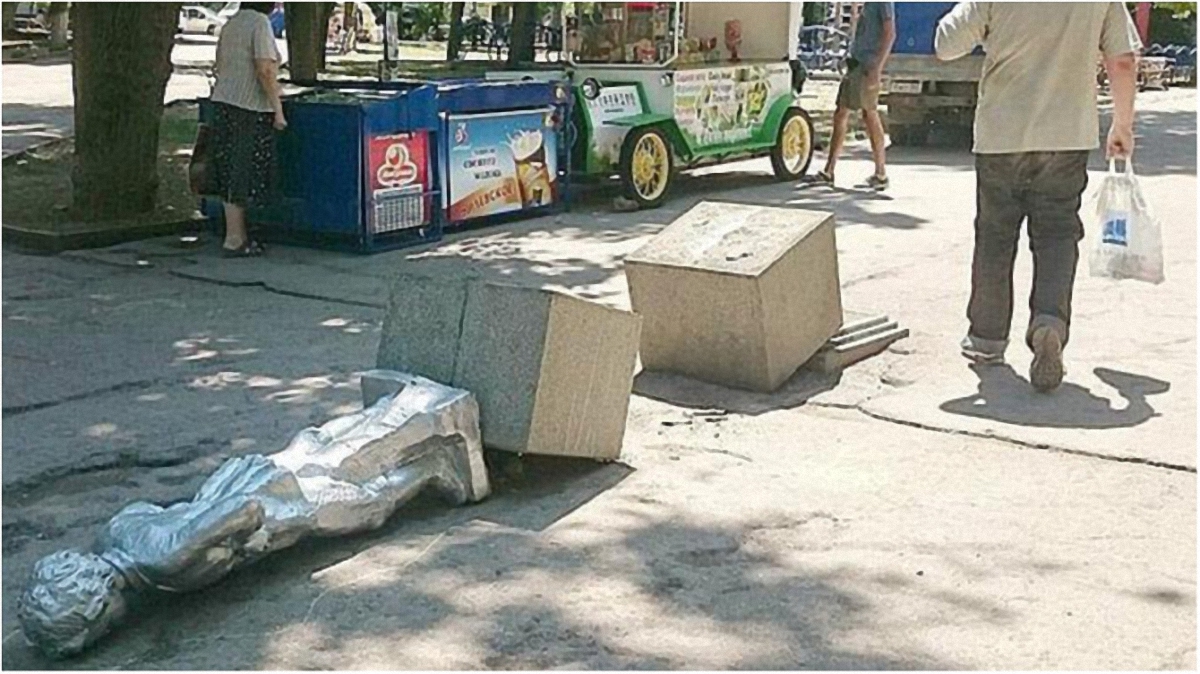 В Крыму неизвестные начали декоммунизацию с памятника маленькому Владимиру Ульянову. - фото 1