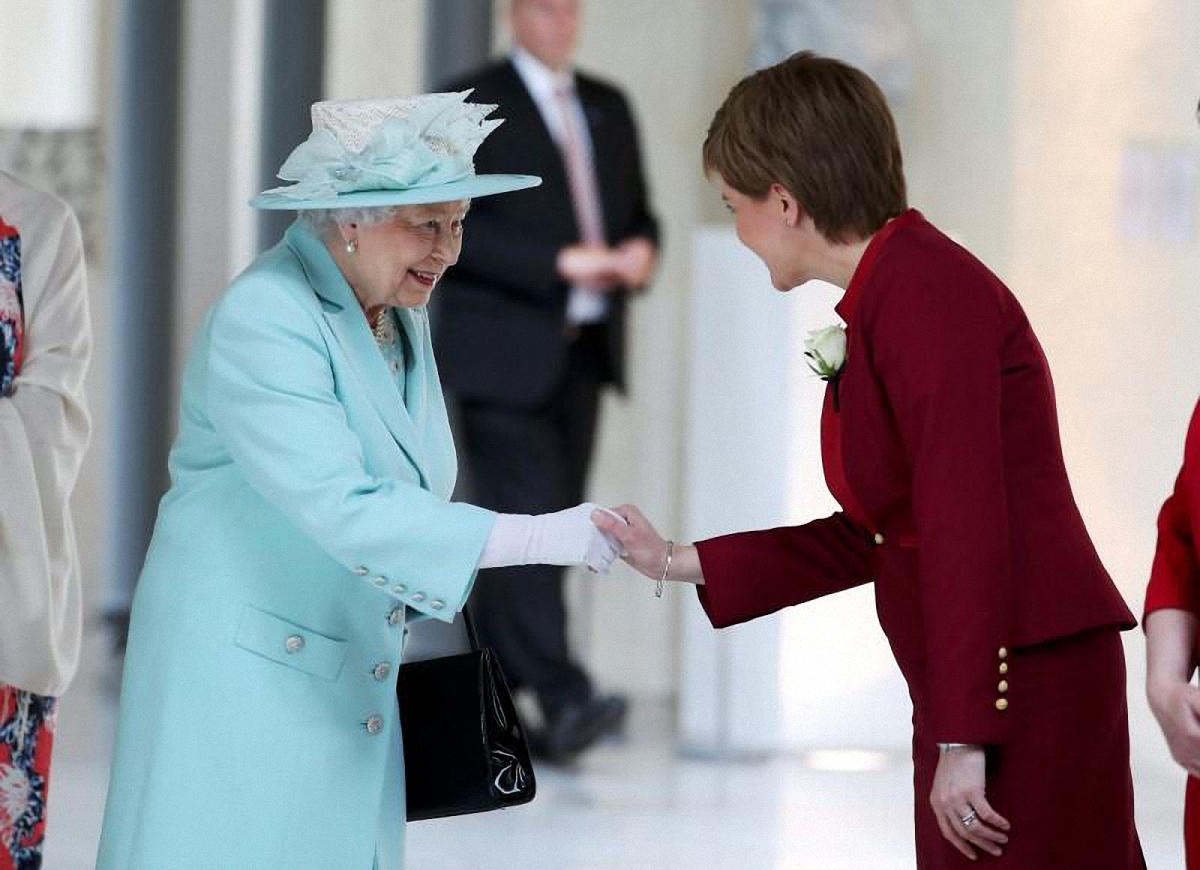Королева Британии Елизавета ІІ и Никола Стреджен на открытии сессии парламента - фото 1
