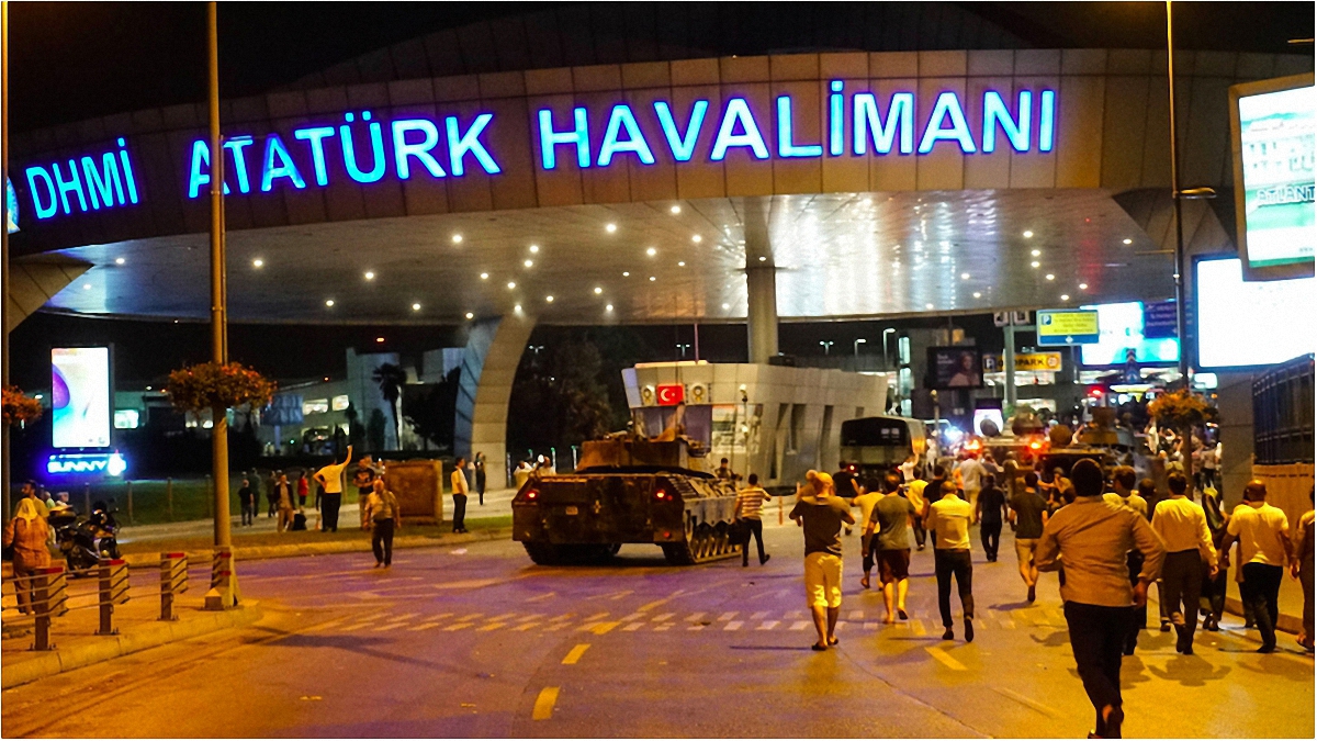После ночных боев в Турции вновь начали работу аэропорты. - фото 1