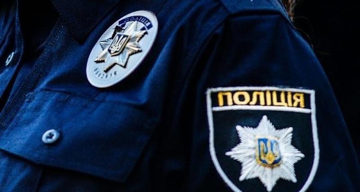 Полиция задержала надругавшегося над флагом Украины мужчину. - фото 1