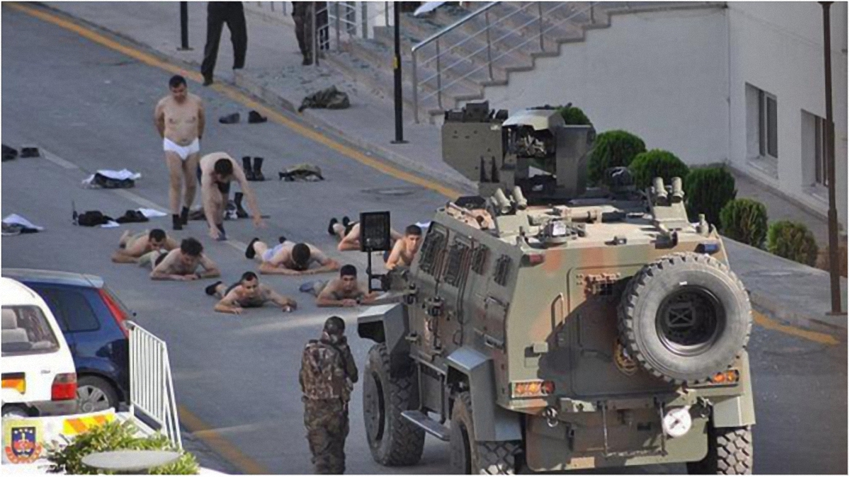 Полиция продолжает задержания военных, участвовавших в военном перевороте. - фото 1