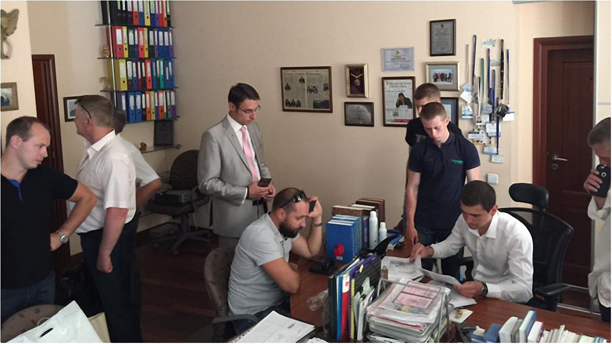 По словам самих адвокатов, некоторых из них обвиняют в участии в преступной группировке Онищенко - фото 1
