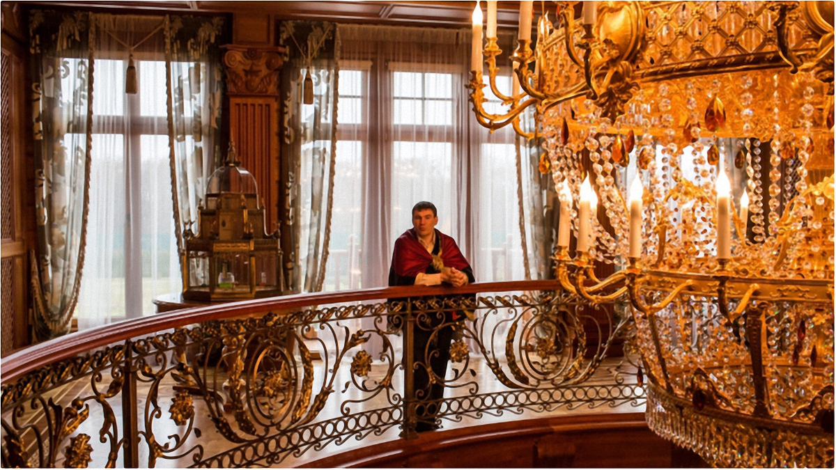 Резиденція Януковича тепер - місце для екскурсій, проте це лише верхівка корупційного айсбергу - фото 1