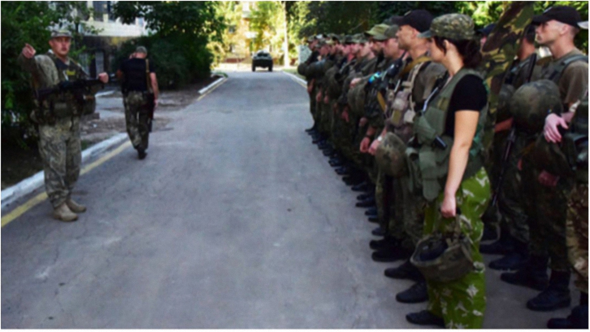 Бойцы спецподразделений полиции прибыли в Торецк для урегулирования ситуации. - фото 1