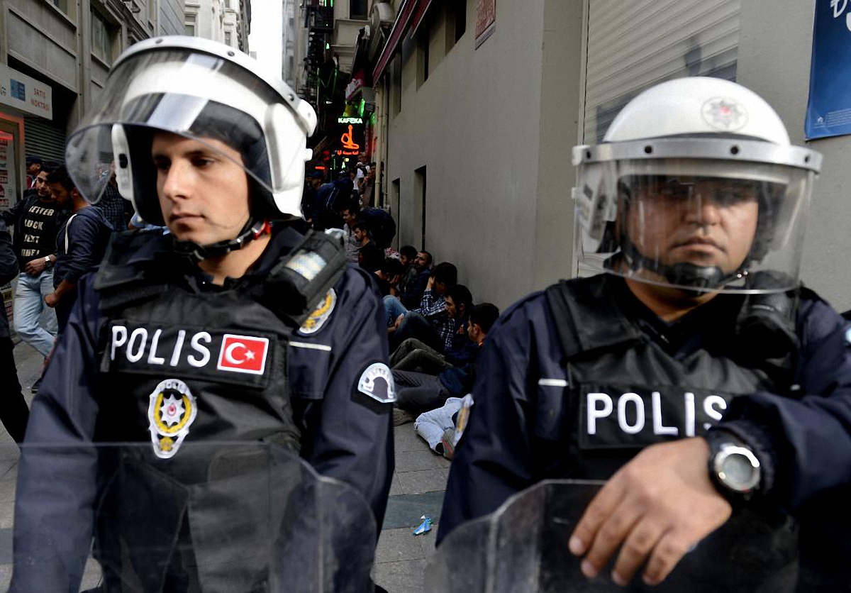 Базу блокируют 7 тысяч турецких силовиков  - фото 1