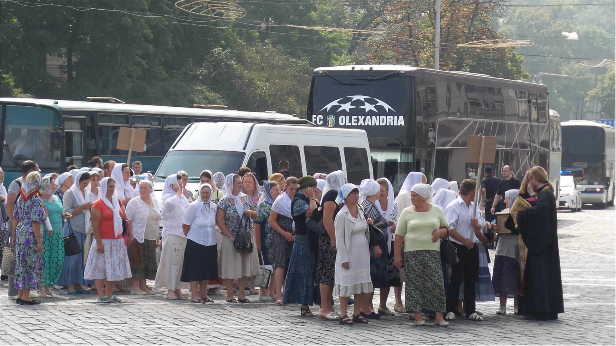 Паломников в центр Киева привез автобус футбольного клуба. - фото 1