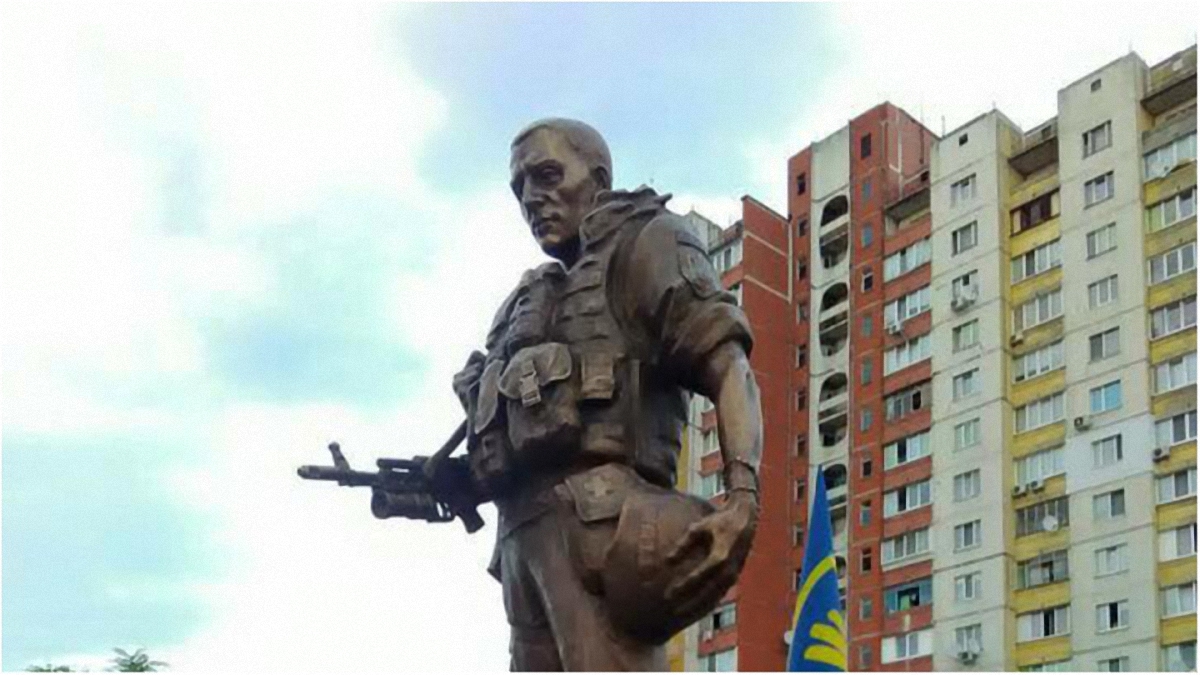 Первый памятник воину-добровольцу в Киеве - фото 1