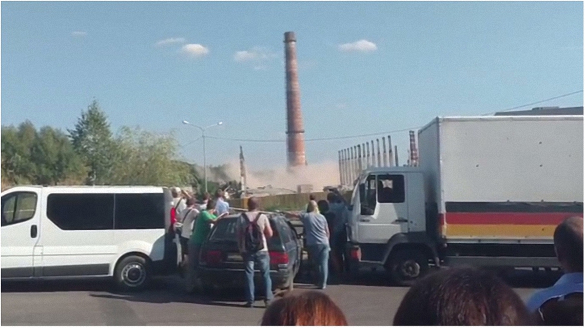 Коммунальщики во второй раз попытались взорвать трубу на территории Львовского изоляторного завода - фото 1