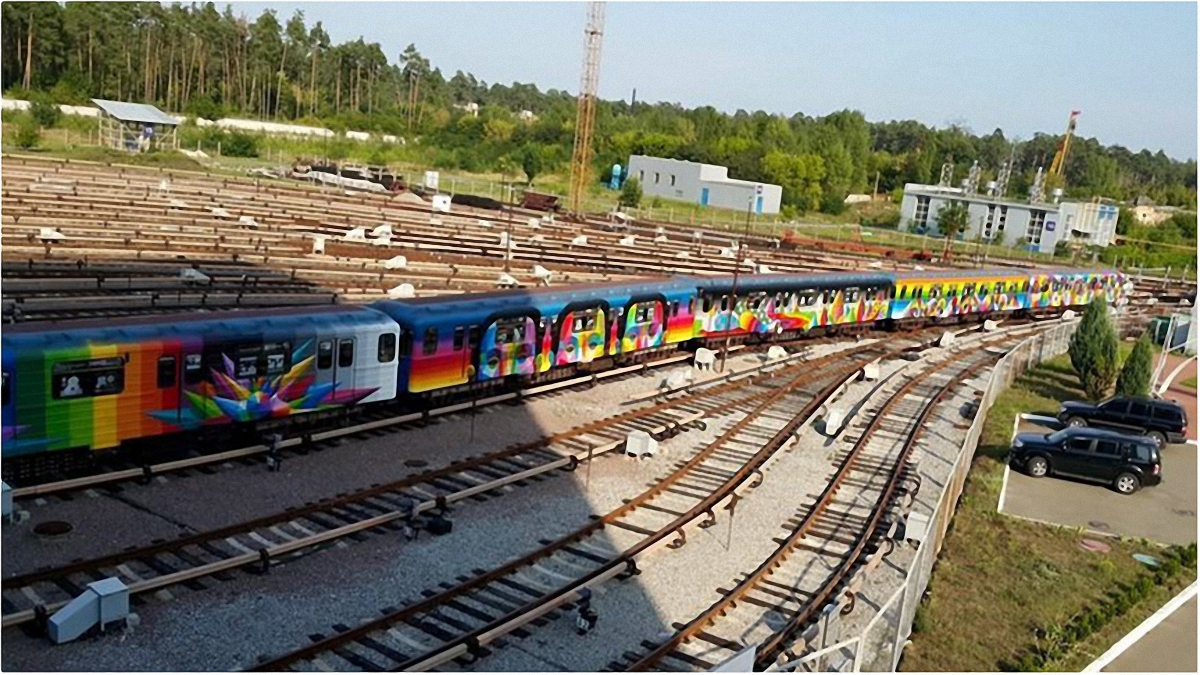 Поезд-мурал будет курсировать по зеленой ветке Киевского метрополитена  - фото 1