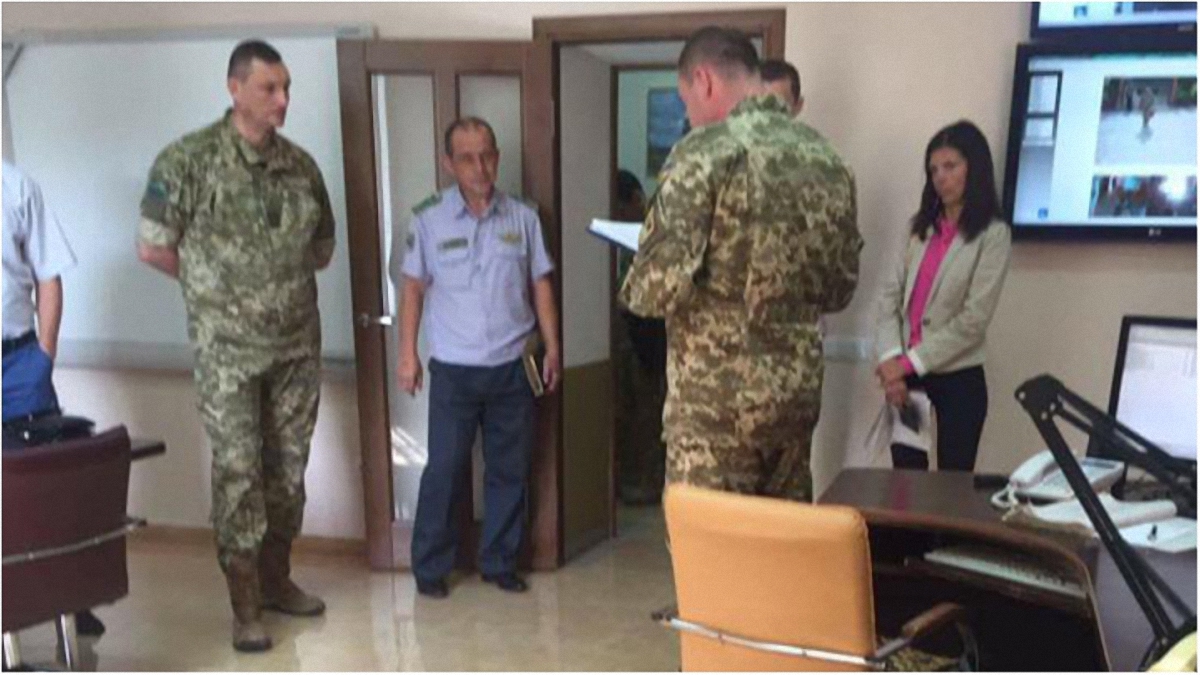 Фото с места обыска в офисе ведомства в Киеве - фото 1