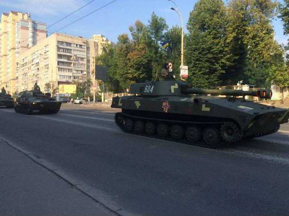Тяжелая военная техника проехала по Киеву без специальных накладок и своим ходом - фото 1