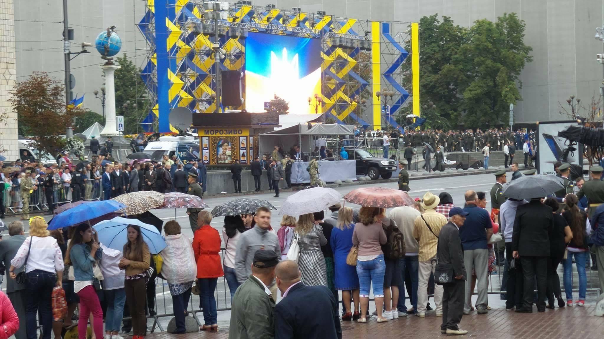 По случаю праздника в Киеве традиционно проводится военный парад - фото 1