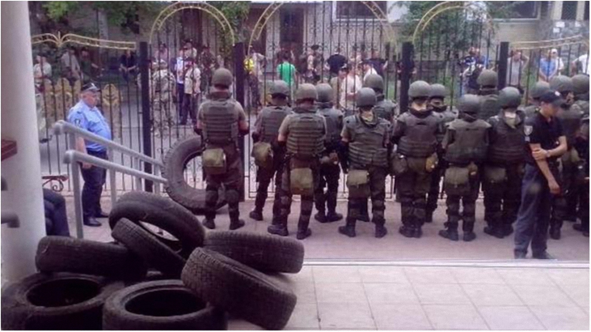 Полицейские продолжают охранять порядок под зданием Оболонского суда - фото 1
