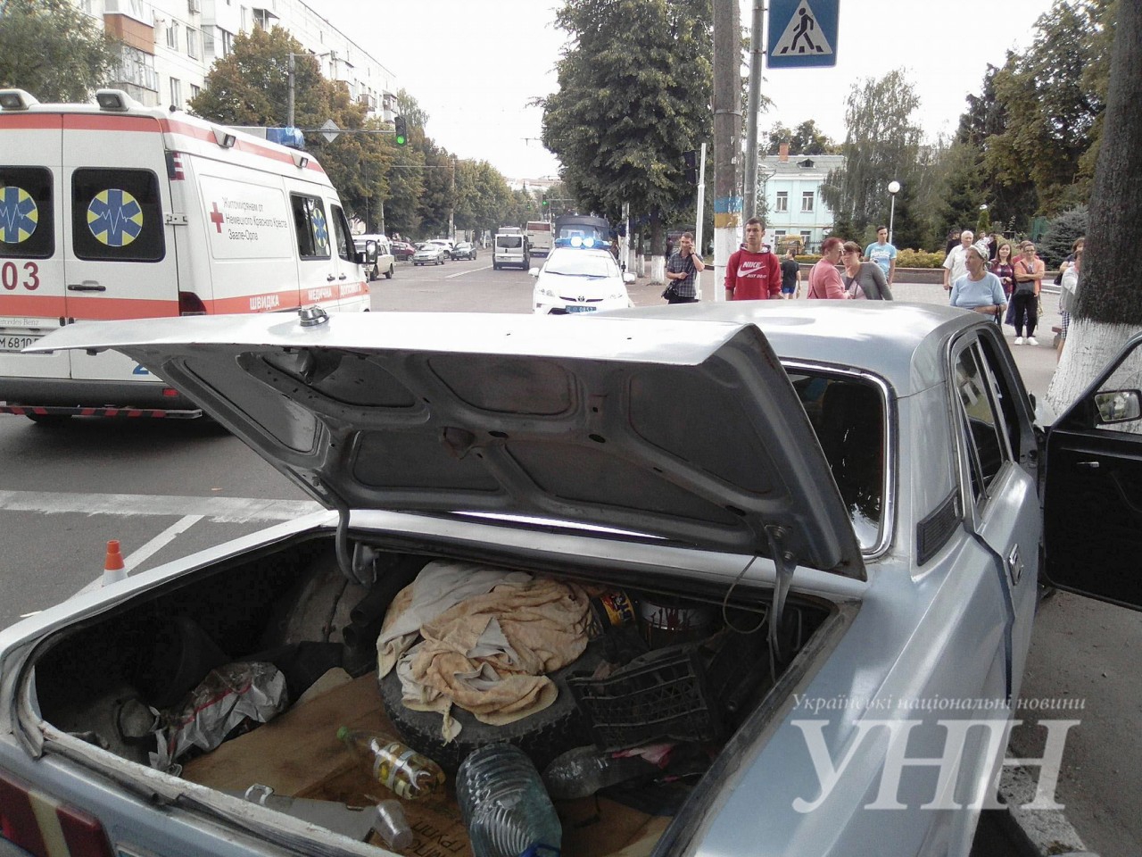 Мужчина выпал из багажника после столкновения авто с деревом - фото 1