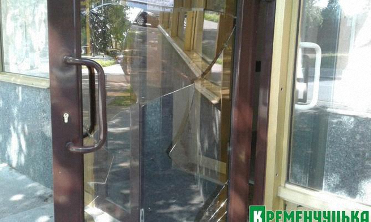 Во время драки цыгане разбили дверь государственной регистрационной палаты Управления юстиции - фото 1