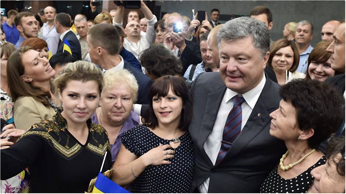 Порошенко: на некоторых телеканалах доля украинского языка недопустимо мала - фото 1