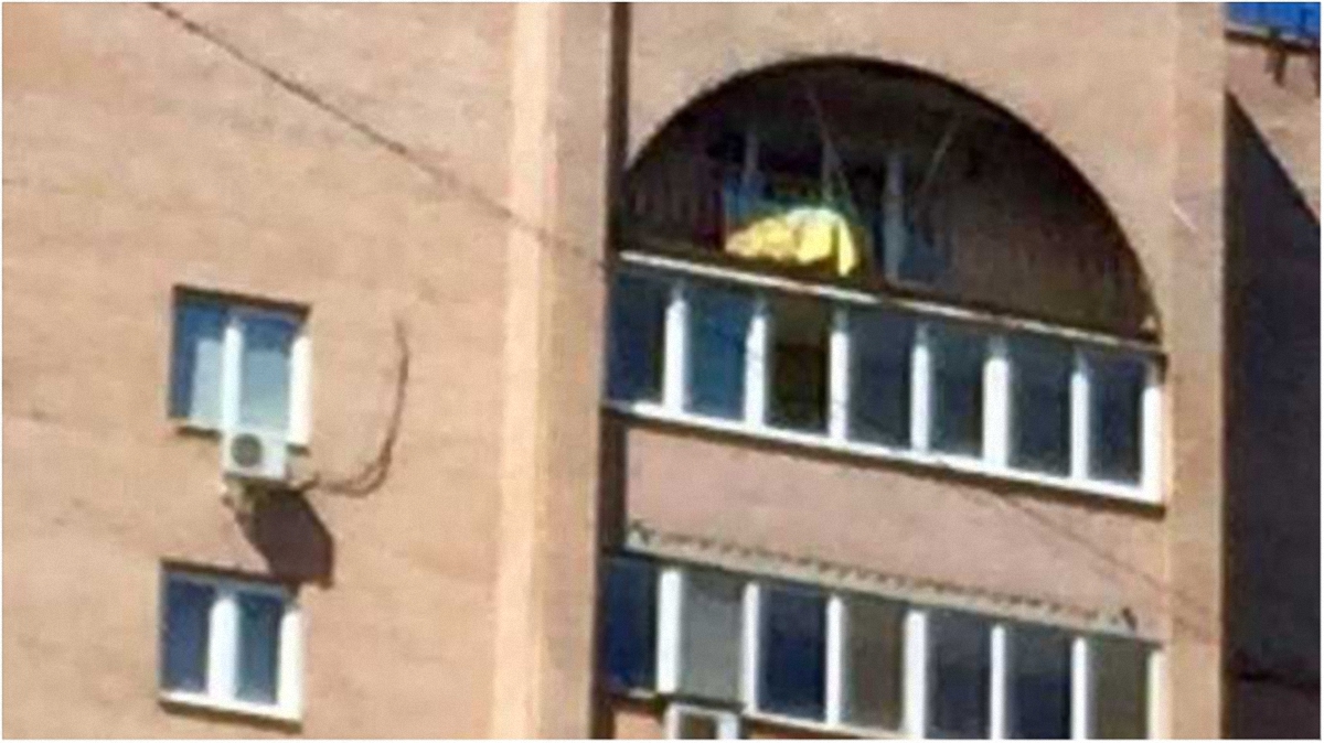 Флаг Украины над окнами "Моторолы" порадовал патриотов в Донецке - фото 1