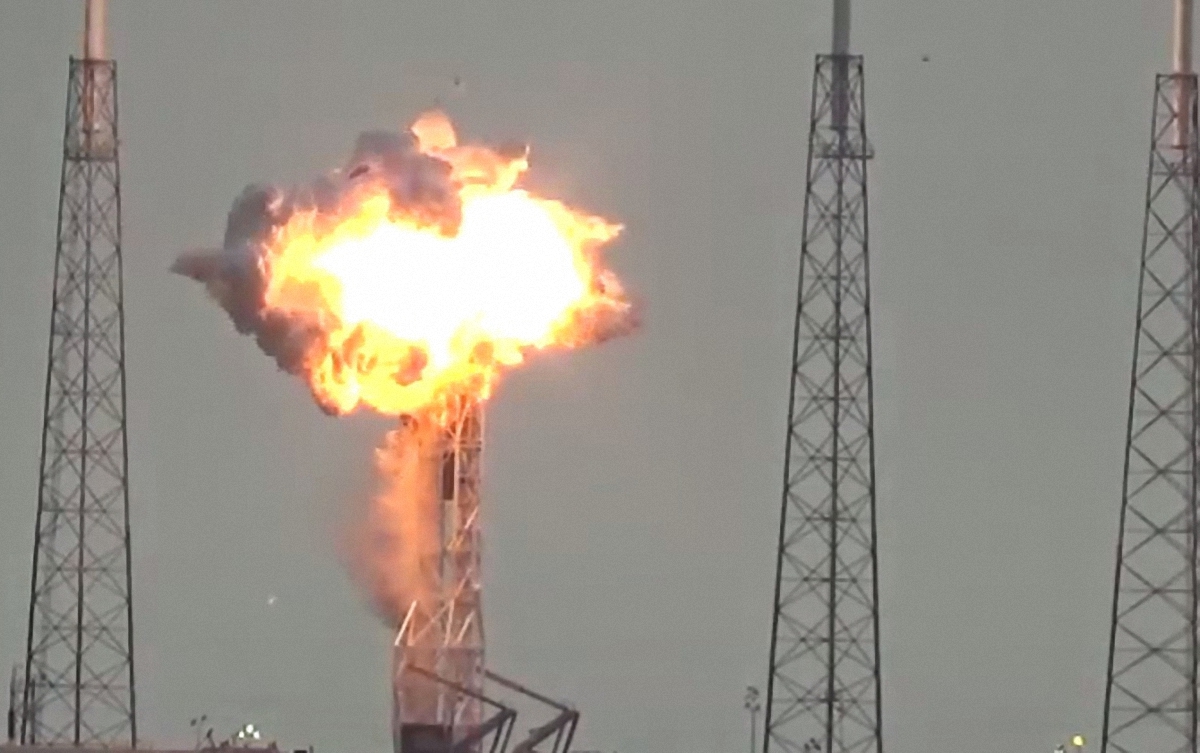 Ракета Falcon 9 взорвалась во время заправки топливом - фото 1