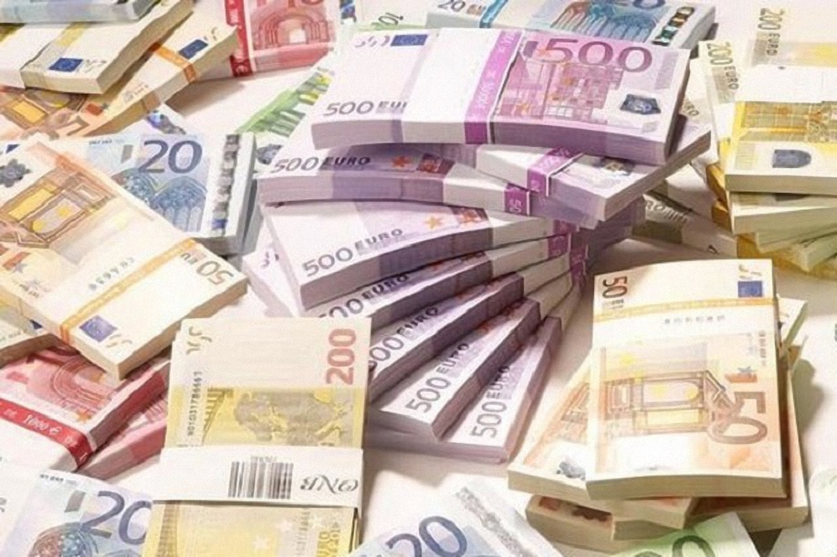 Двух "курьеров" конверт-центра задержали в банке с 2 млн гривен - фото 1