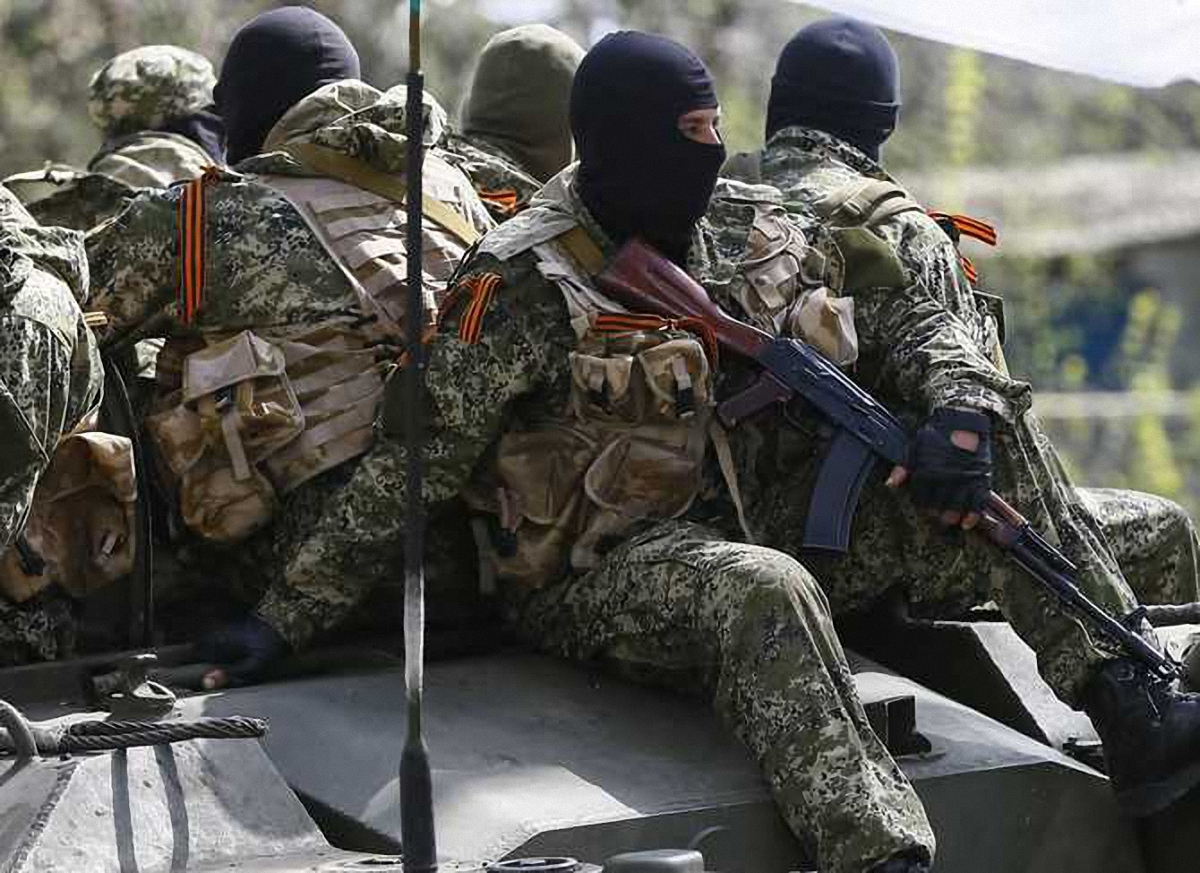 Боевики "ДНР" и "ЛНР" получают указы от представителей российской армии - фото 1