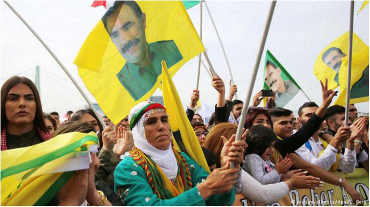Курды требовали освободить их лидера Абдуллу Оджалана - фото 1