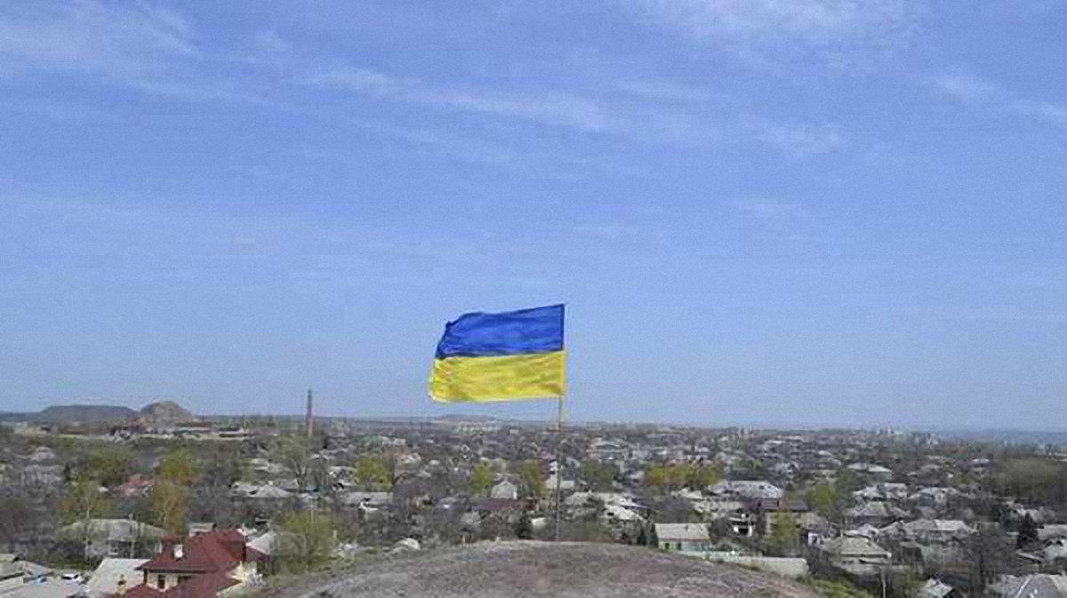 Боевики каждый день смотрят на флаг Украины, но ничего не могут с этим сделать - фото 1