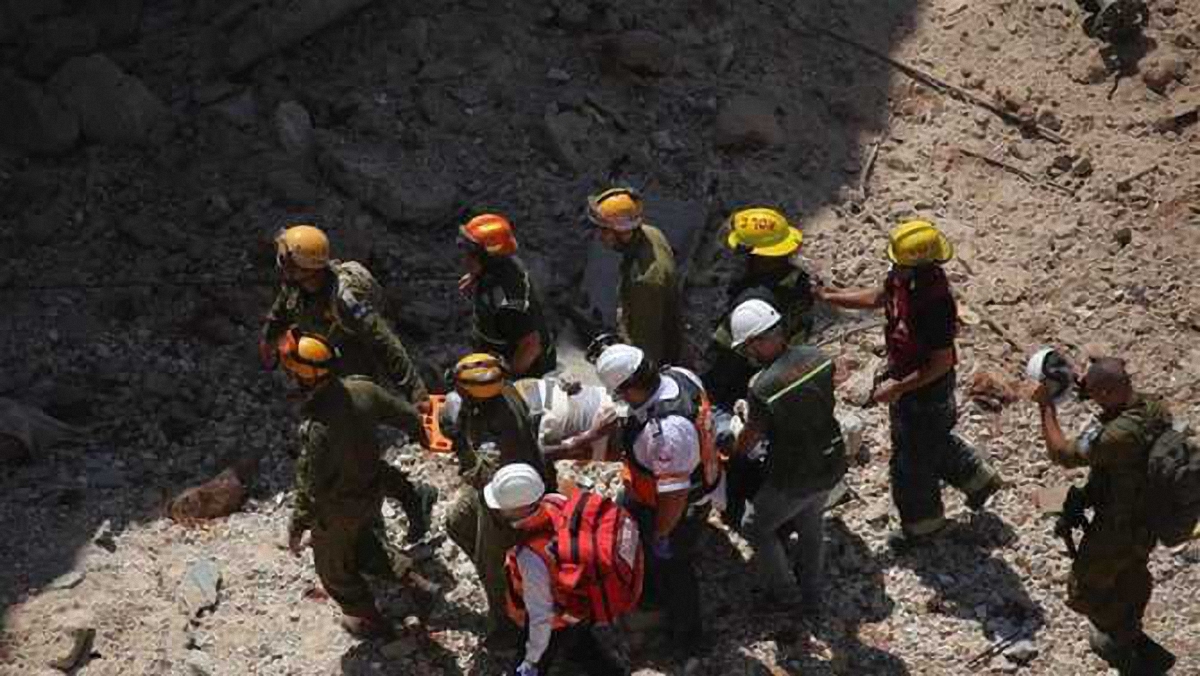 Спасатели ищут десятки людей, которые находятся под завалами - фото 1