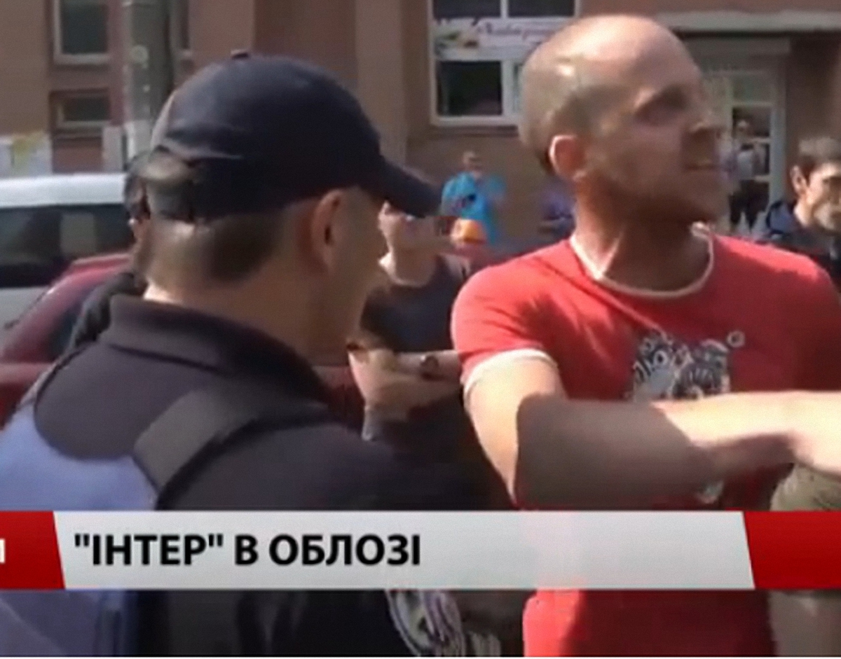 Полицейские не дали протестующим построить баррикады - фото 1
