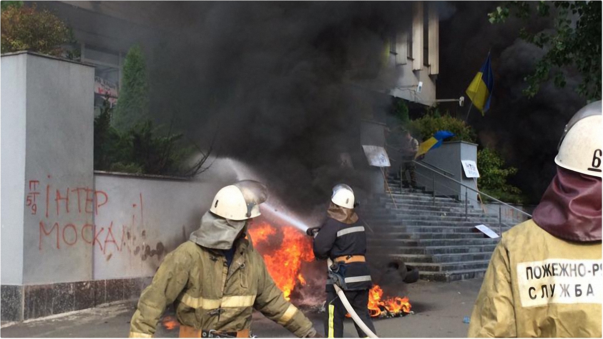 Пожарные тушат здание  - фото 1