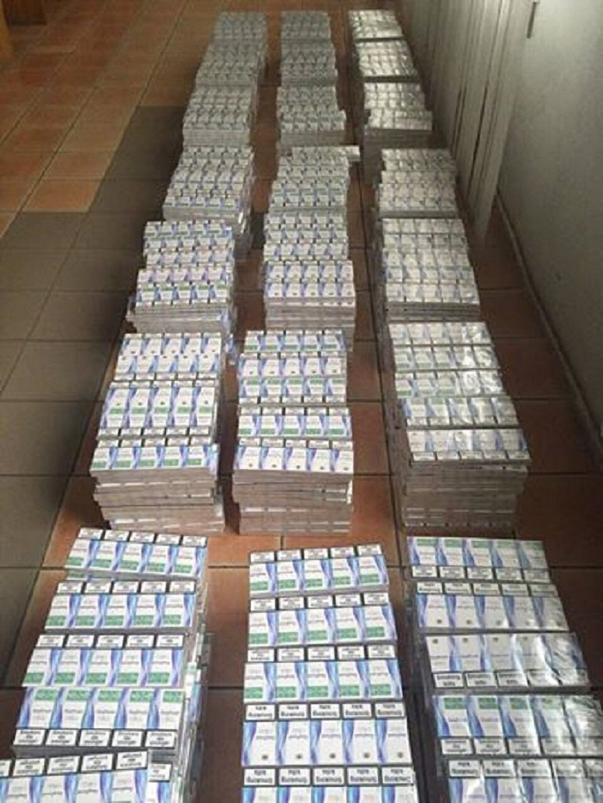 Спецслужбы конфисковали 10,5 тыс пачек сигарет - фото 1