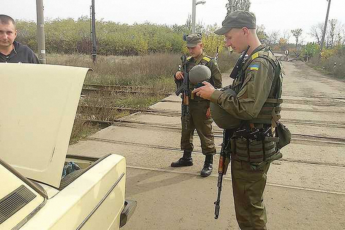 Бойцы Нацгвардии при досмотре обнаружили в детской коляске документы "ДНР" - фото 1