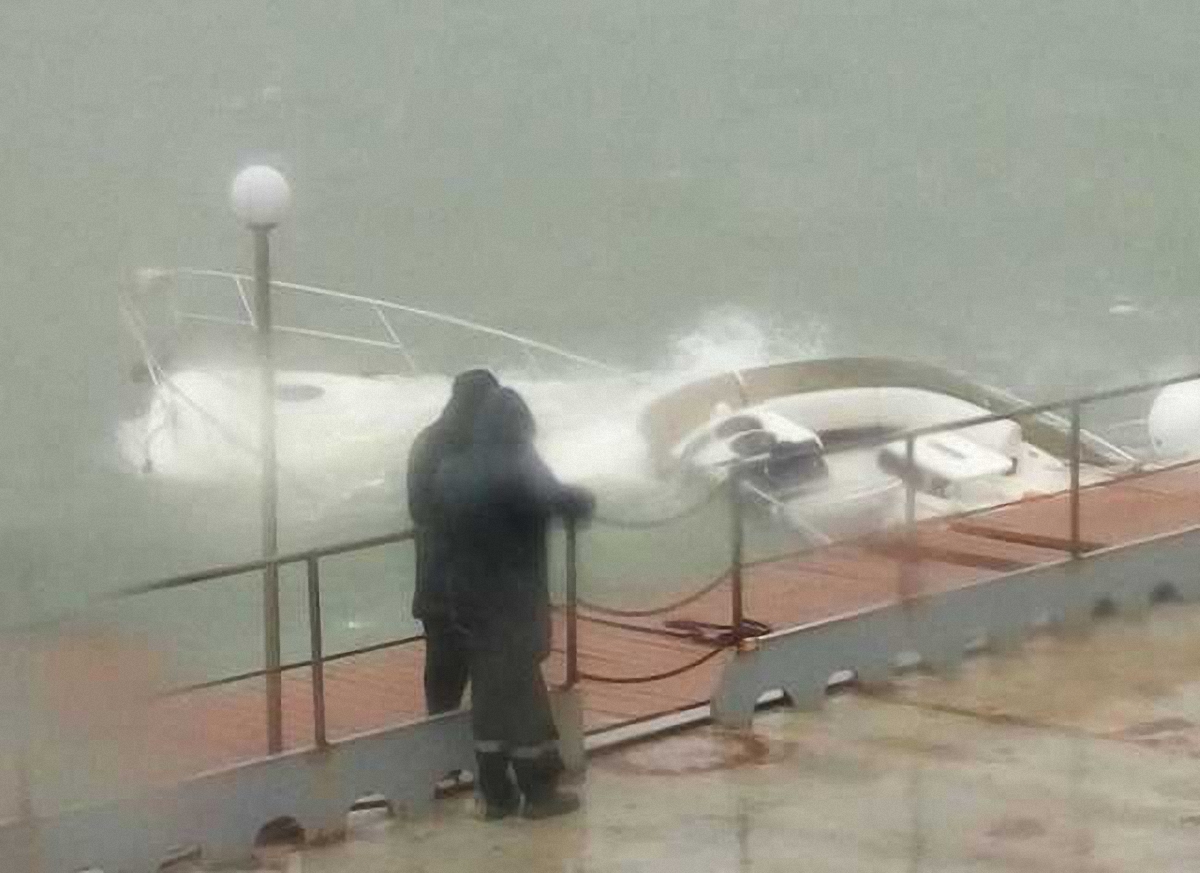 Яхту разбили об причал штормовые волны - фото 1