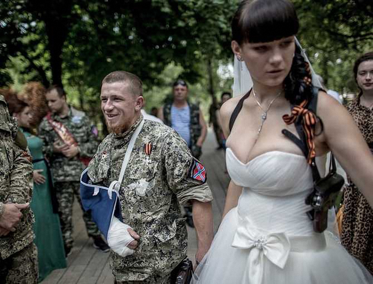 Жена убитого боевика в уезжает из Донецка - фото 1