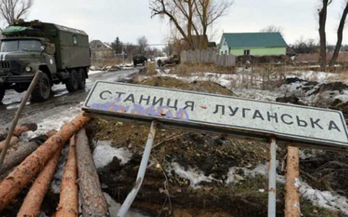 Боевики перевозят стройматериалы к своим позициям у Станицы Луганской - фото 1