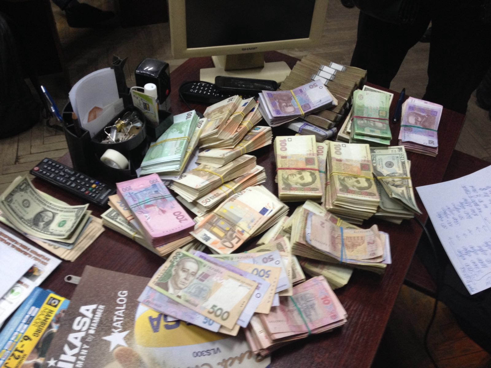Во время обысков было обнаружено 2,7 млн грн незаконных доходов - фото 1