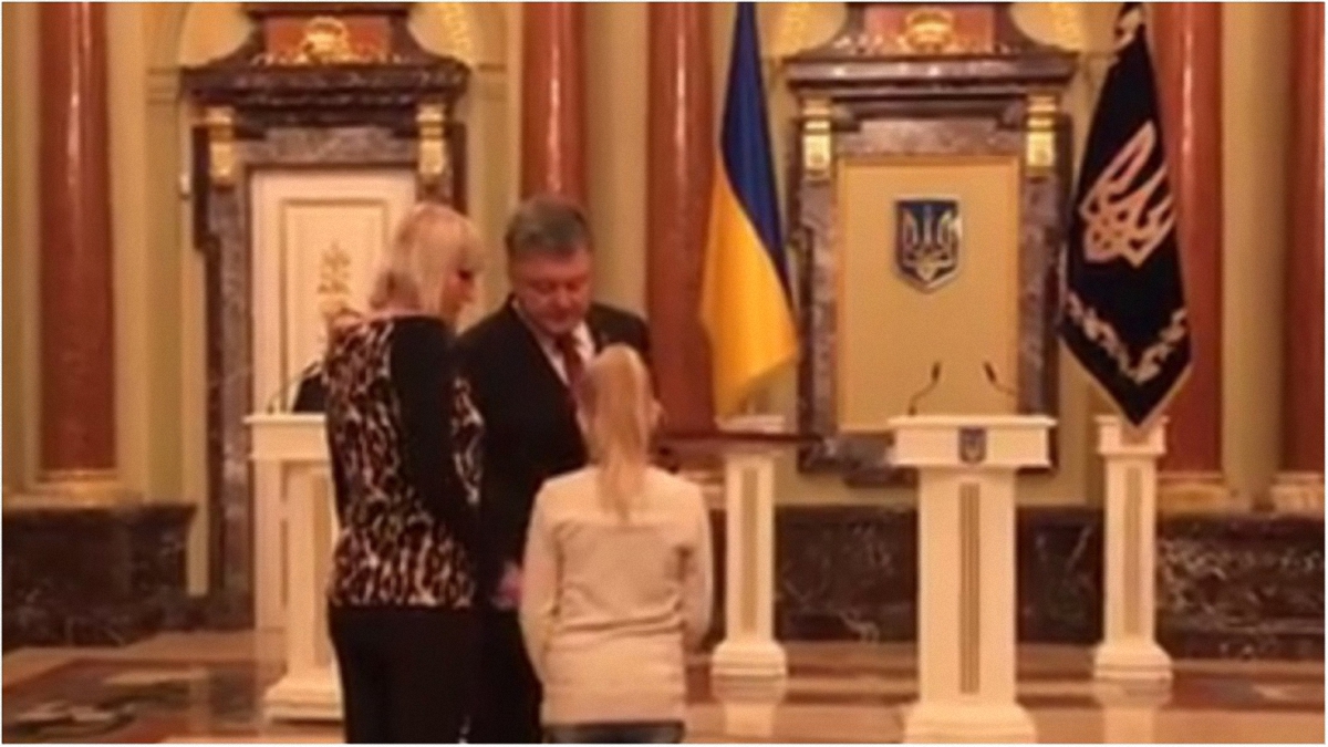 Порошенко посмертно присвоил звание Героя Украины и Золотую Звезду Александру Лавренко - фото 1