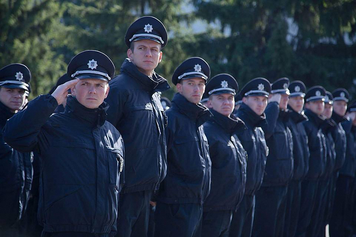 Полиция охраняет порядок в Киеве - фото 1