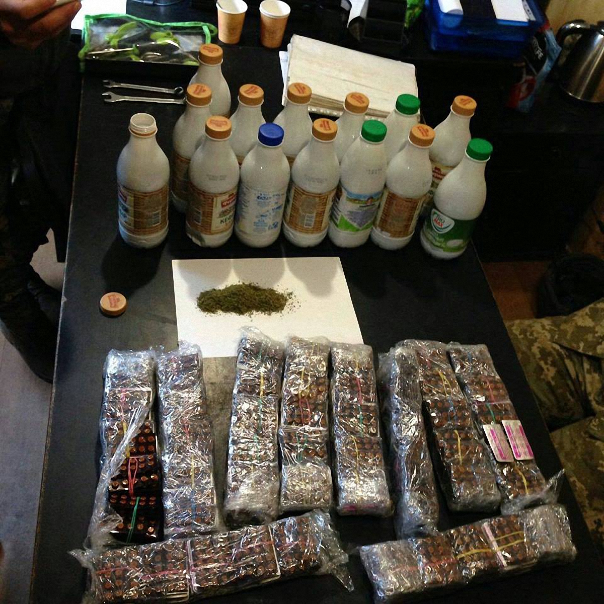 Спецслужбы пресекли ввоз более 3 кг наркотиков в зону АТО - фото 1