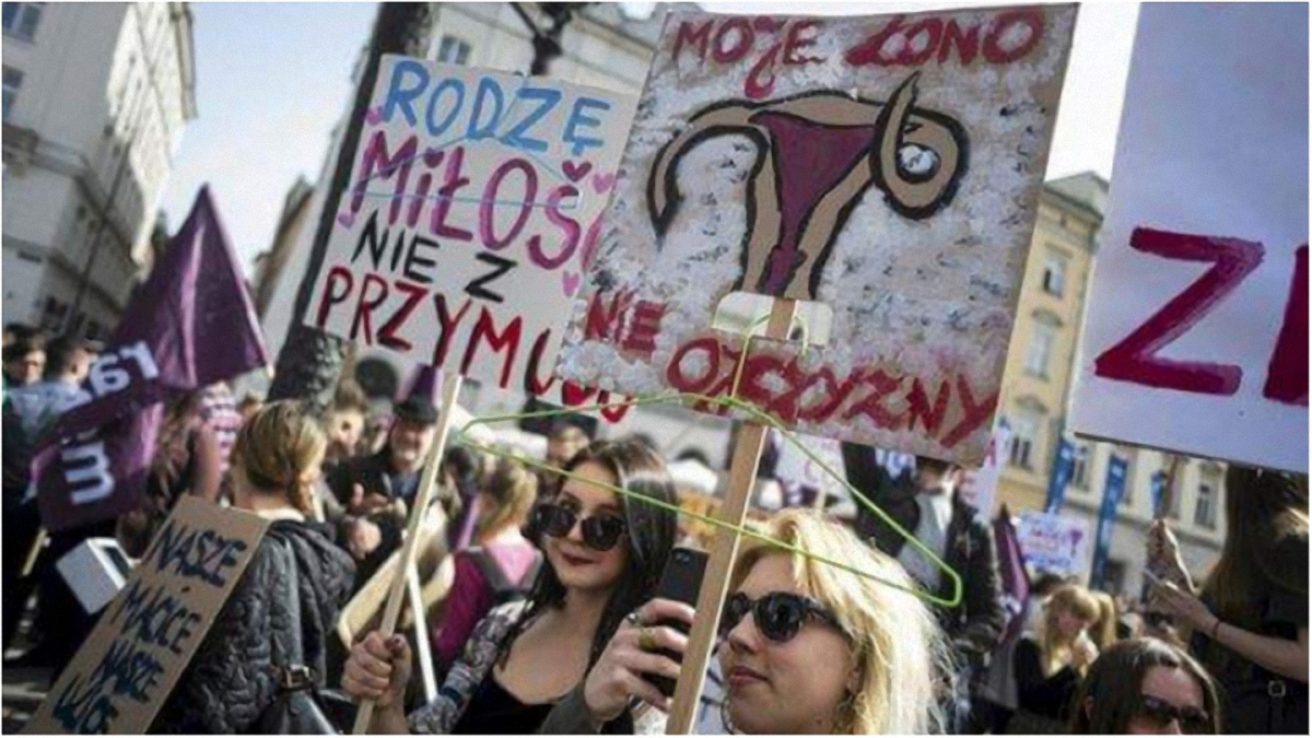 Женщины в Польше вышли на акции протеста - фото 1