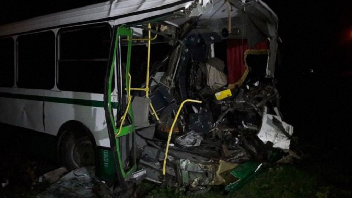 В результате столкновения водитель автобуса умер на месте - фото 1