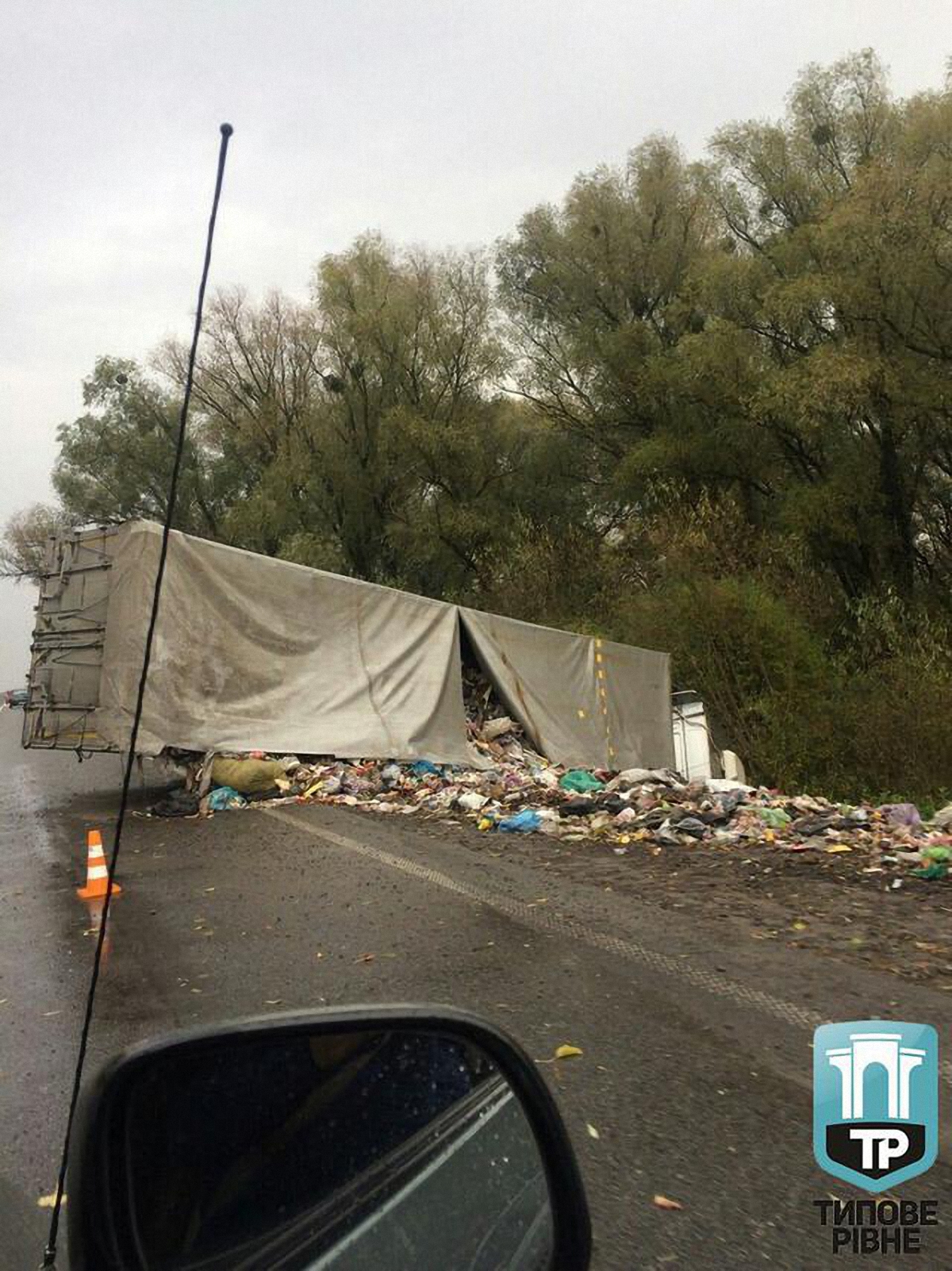 Водитель грузовика вез мусор из Львова в Киев - фото 1