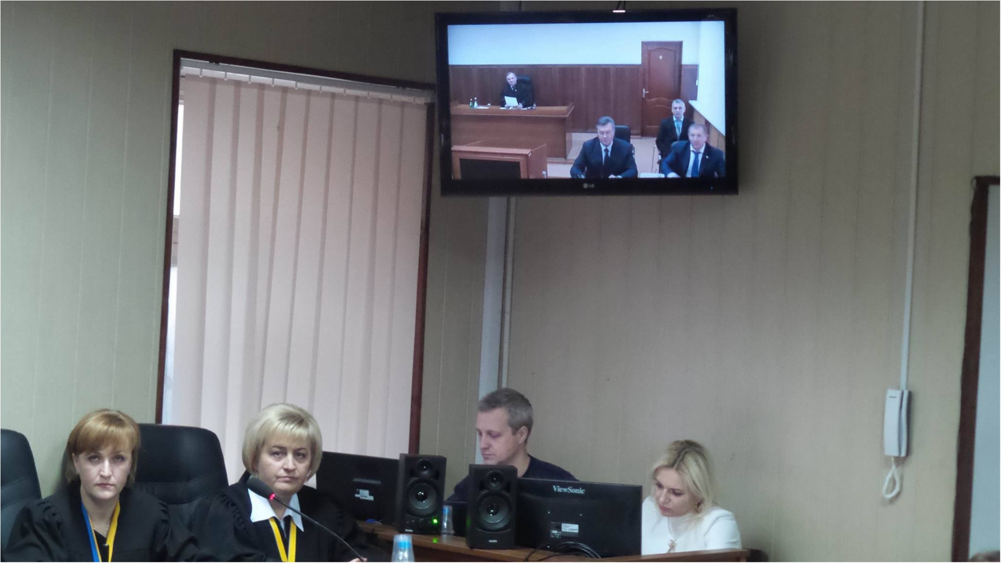 В ходе допроса Януковичу зачитали сообщение о подозрении - фото 1
