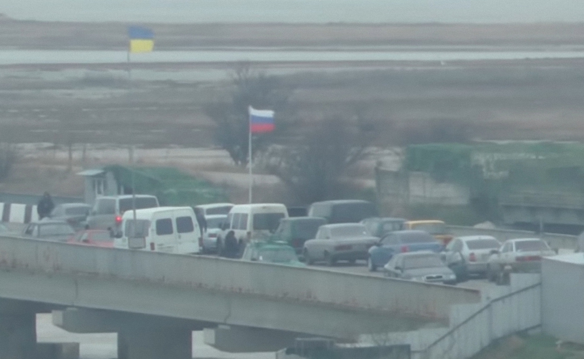 Российские пограничники смотрели, как работники СБУ задерживают военных-предателей - фото 1
